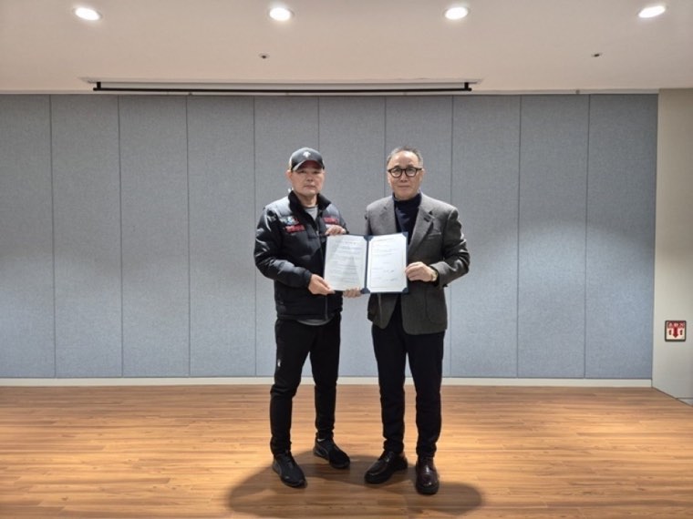 한국건설기계노동조합과 공공상조(주)의 업무협약 체결 기념사진