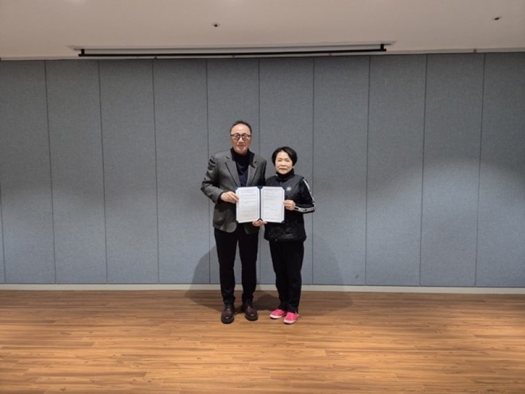 한국비정규직일반노동조합과 공공상조(주)의 업무협약 체결 기념사진